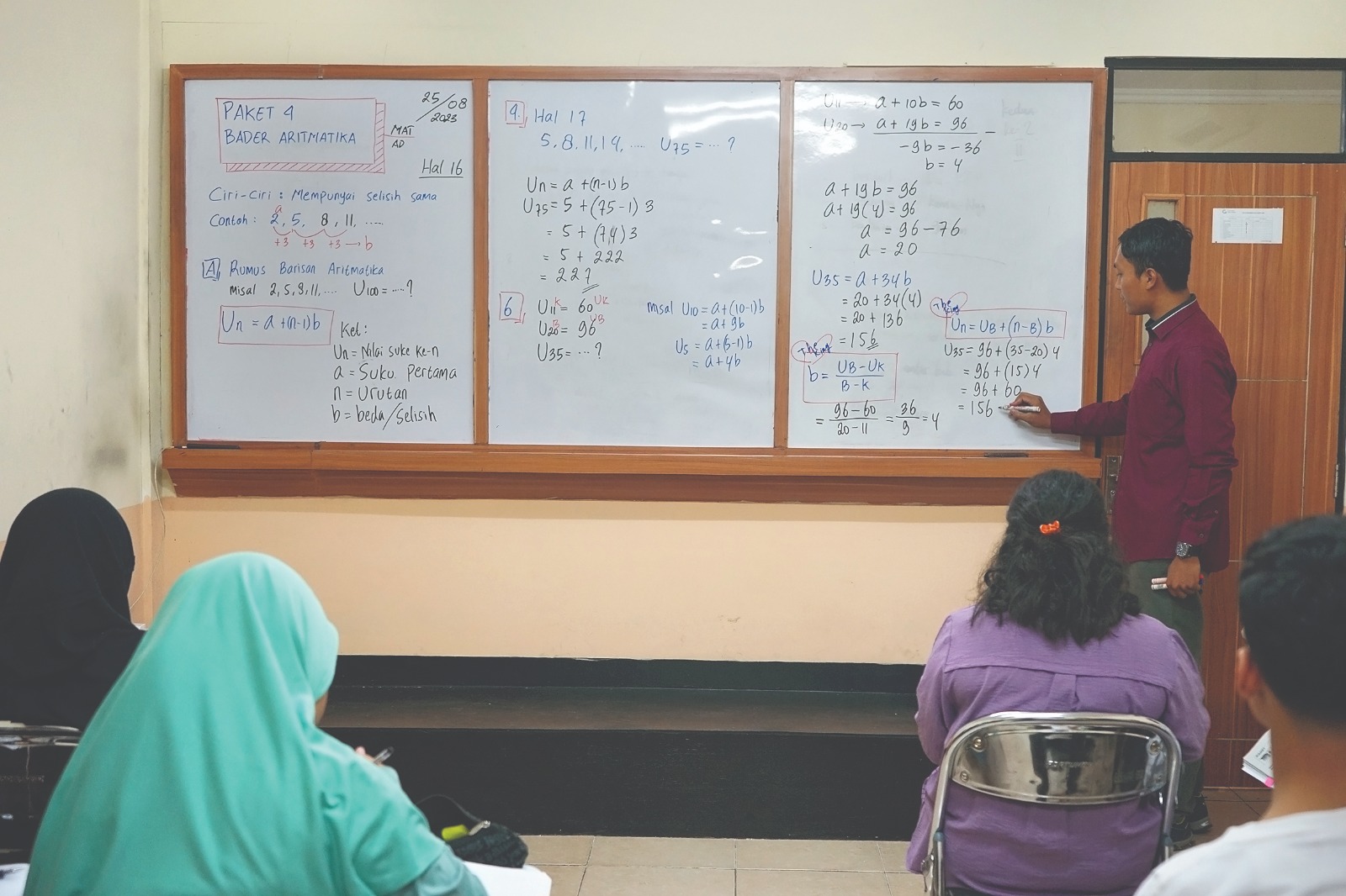 SEPI: Guru di LBB mengajar matematika. Jumlah siswa menurun karena PPDB jalur zonasi dan pandemi Covid-19.