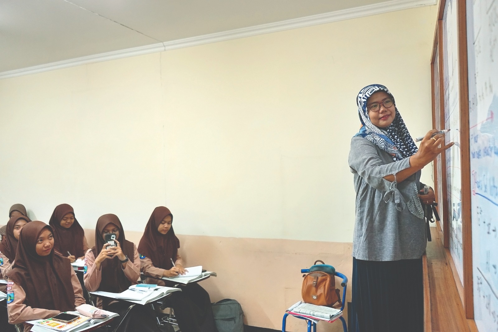 Mereka yang aktif ikut bimbel sebagian besar adalah kelas XII untuk persiapan melanjutkan ke perguruan tinggi.
