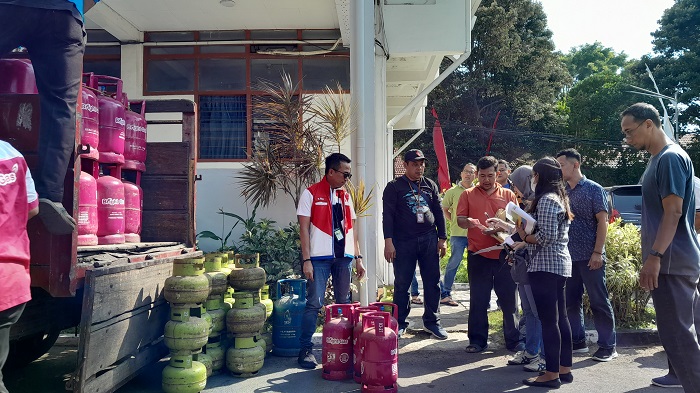 ANTRE: ASN Pemkot Kediri menukarkan elpiji 3 kg dengan tabung bright gas 5,5 kg kemarin pagi.