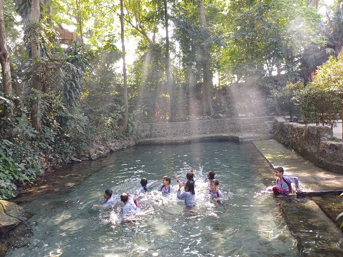 RIANG: Anak-anak bermain air di sumber Sugih Waras Desa Dukuh, Kecamatan Ngadiluwih kemarin.