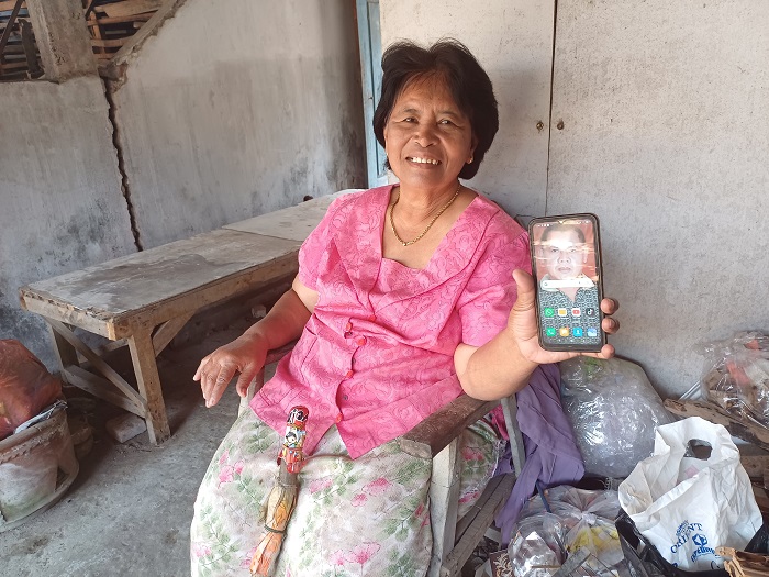 MENDIANG: Jumiati menunjukkan foto suaminya yang meninggal sepuluh tahun lalu. Dia harus mengambil air sendiri meskipun bila berjalan harus dibantu tongkat.
