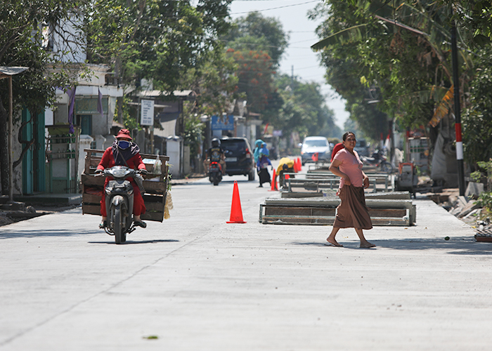 BISA DIGUNAKAN: Pengendara mulai ramai melintas di jalan raya Banyakan-Bolawen kemarin. Jalur pendukung menuju Bandara Internasional Dhaha ini sudah bisa dilewati.