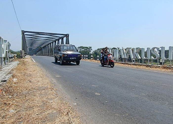 ALTERNATIF: Beberapa pengendara melintas di Jembatan Wijayakusuma Kabupaten Kediri. Jalur ini menjadi opsi saat Jembatan Ngujang Tulungagung ditutup nantinya.