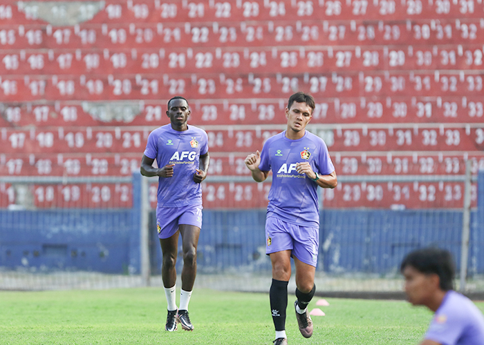 ISTIRAHAT LAGI: Pemain Persik Kediri Flavio Silva dan Al Hamra Hehanusa berlatih terpisah di pinggir lapangan Stadion Brawijaya.