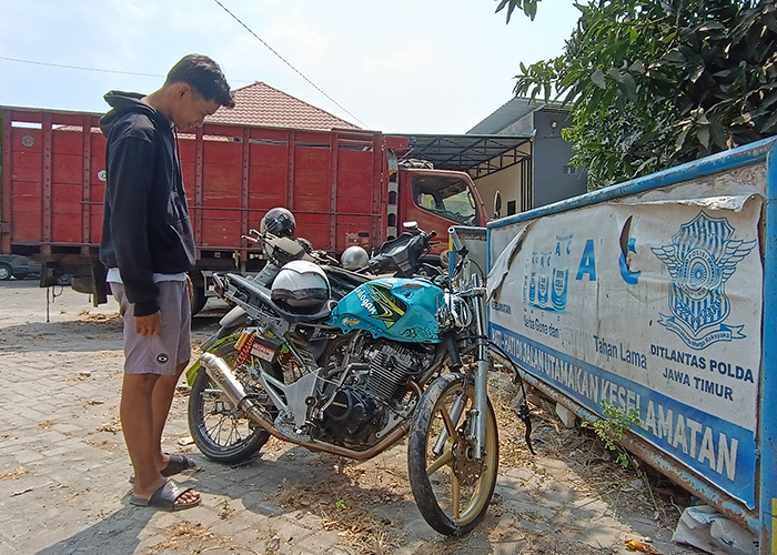 RINGSEK: Warga melihat-lihat kondisi sepeda motor yang rusak di Polsek Ngasem.