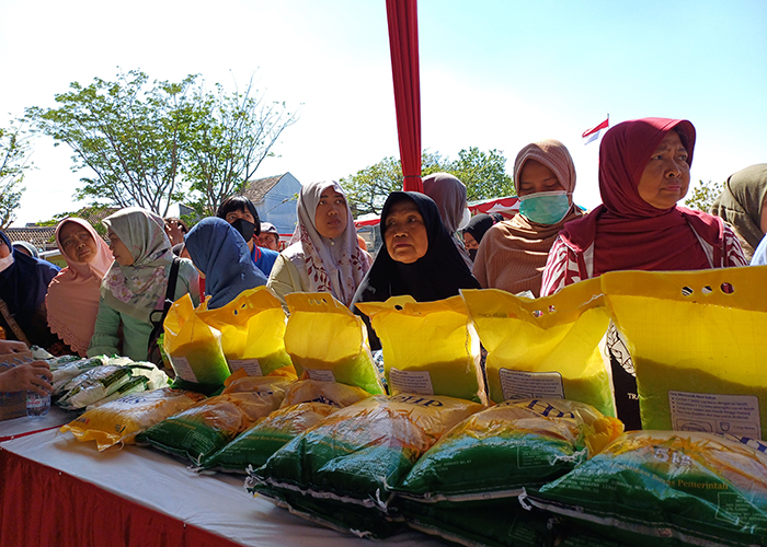 BERAS MURAH: Warga Kota Kediri antre mendapatkan beras SPHP yang dijual dalam pasar murah di Kelurahan Pojok, Kecamatan Mojoroto (10/8) lalu. Harga eceran tertinggi beras tersebut mengalami kenaikan p