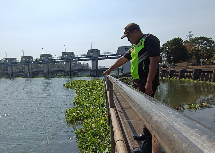 GEMPAR: Petugas menunjukkan lokasi penemuan mayat di kawasan Bendungan Waru Turi, Gampengrejo kemarin (foto besar). Petugas gabungan saat mengevakuasi korban.