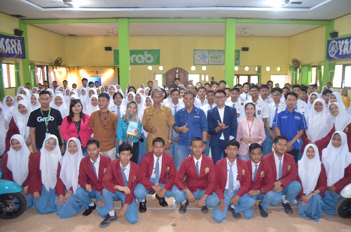 KOMPAK: General Manager JPRK Chafid Suyuti bersama peserta dan sponsor School Contest XV kemarin.