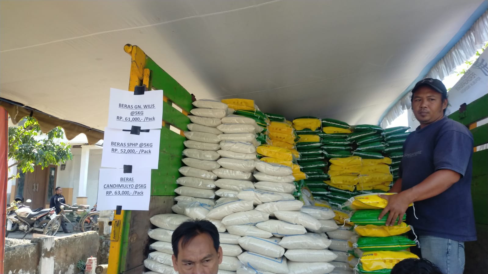 MURAH: Sejumlah pekerja menurunkan paket beras murah seberat lima kilogram dalam OP di Desa/Kecamatan Ngancar kemarin.