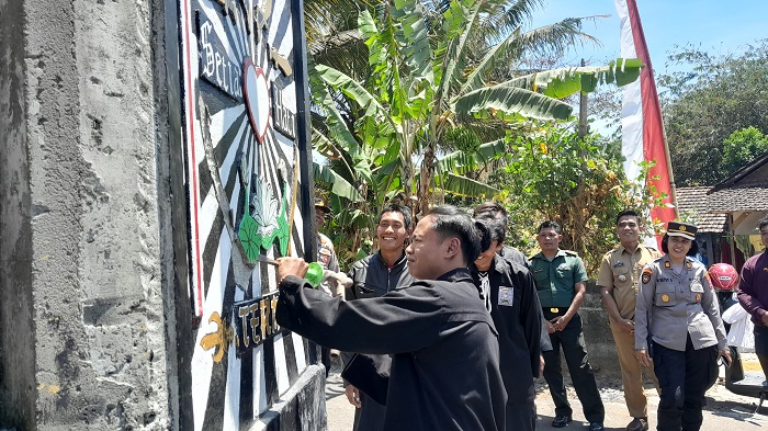 JIWA BESAR: Anggota PSHT dan IKSPI Kera Sakti menertibkan tugu masing-masing yang berada di Desa Pagung, Kecamatan Semen kemarin. Tercatat, ada tiga tugu yang ditertibkan.