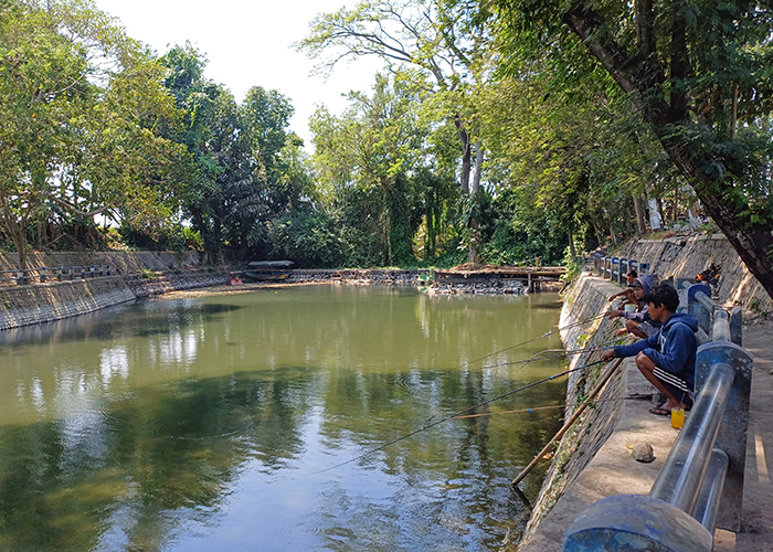 ANTENG: Sejumlah pengunjung sedang memancing di sumber Ganggong di Desa Sidomulyo, Kecamatan Wates kemarin.