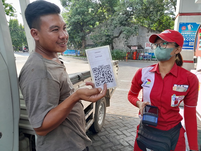BAHAN BAKAR: Salah seorang pengendara pikap sedang mengisi BBM di salah satu SPBU Kota Kediri. Konsumsi BBM tercatat menjadi pemicu inflasi di Kota Kediri.