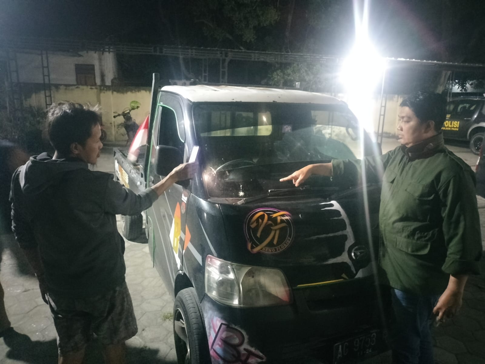 PECAH: Kondisi mobil pikap milik Bayu Yuda yang menjadi korban pelemparan batu oleh remaja tak bertanggungjawab.