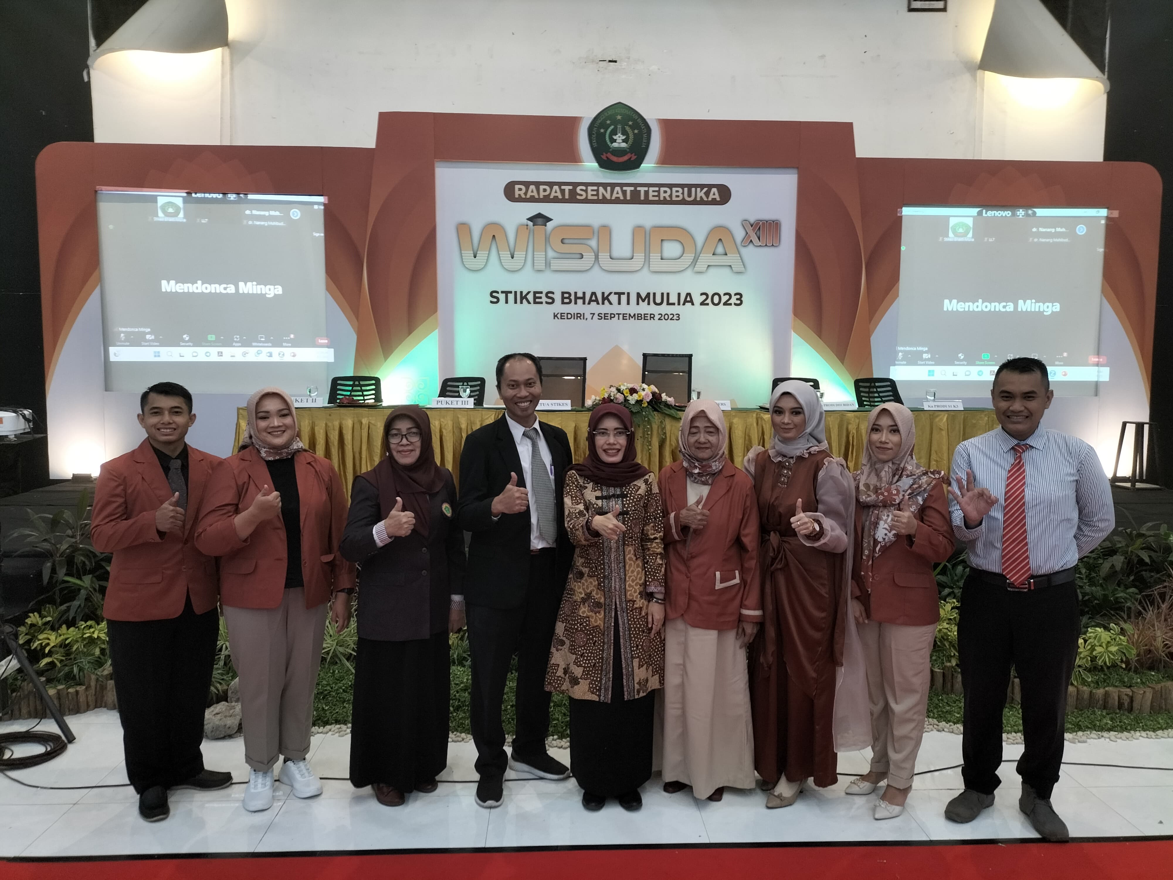 SOLID: Wabup Kediri Dewi Mariya Ulfa (tengah) berfoto bersama ketua, jajaran senat kampus didampingi jajaran organisasi profesi kesehatan terkait.