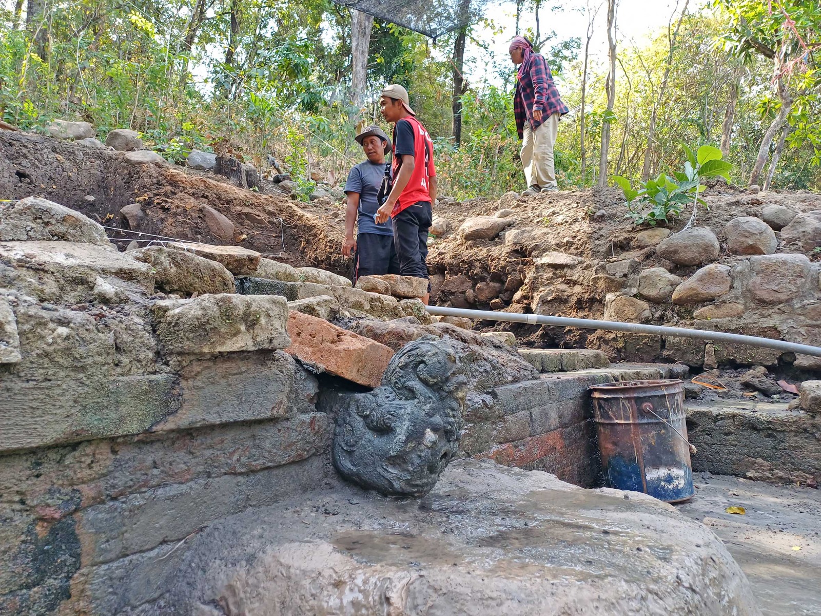 UTUH: Jaladwara berbahan batu yang ditemukan di patirtan kompleks Candi Klotok jadi bukti sistem pengairan yang berjalan baik di sana.