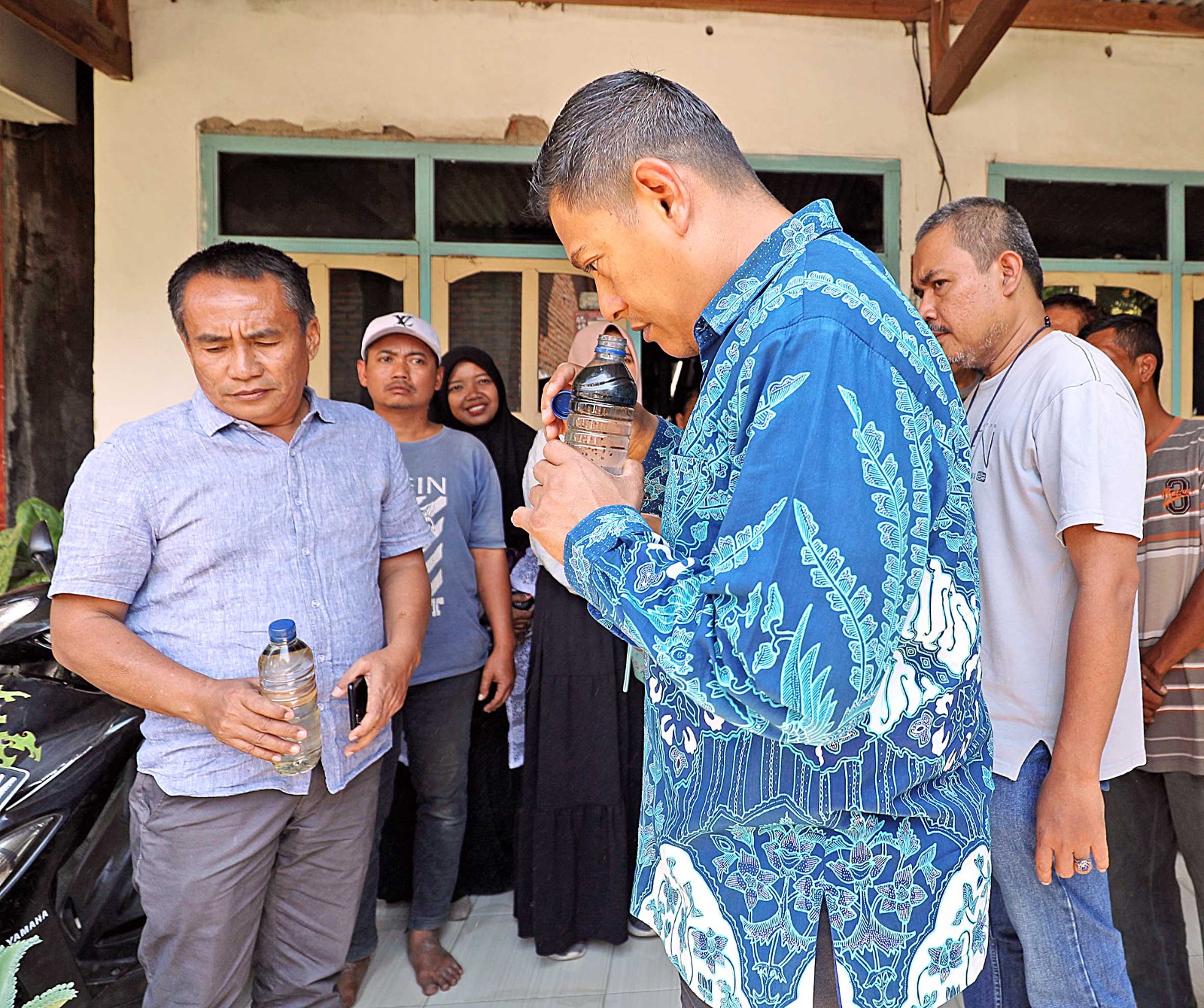 MENYENGAT: Wali Kota Kediri Abdullah Abu Bakar mencium bau air yang tercemar&nbsp;di&nbsp;Tempurejo.