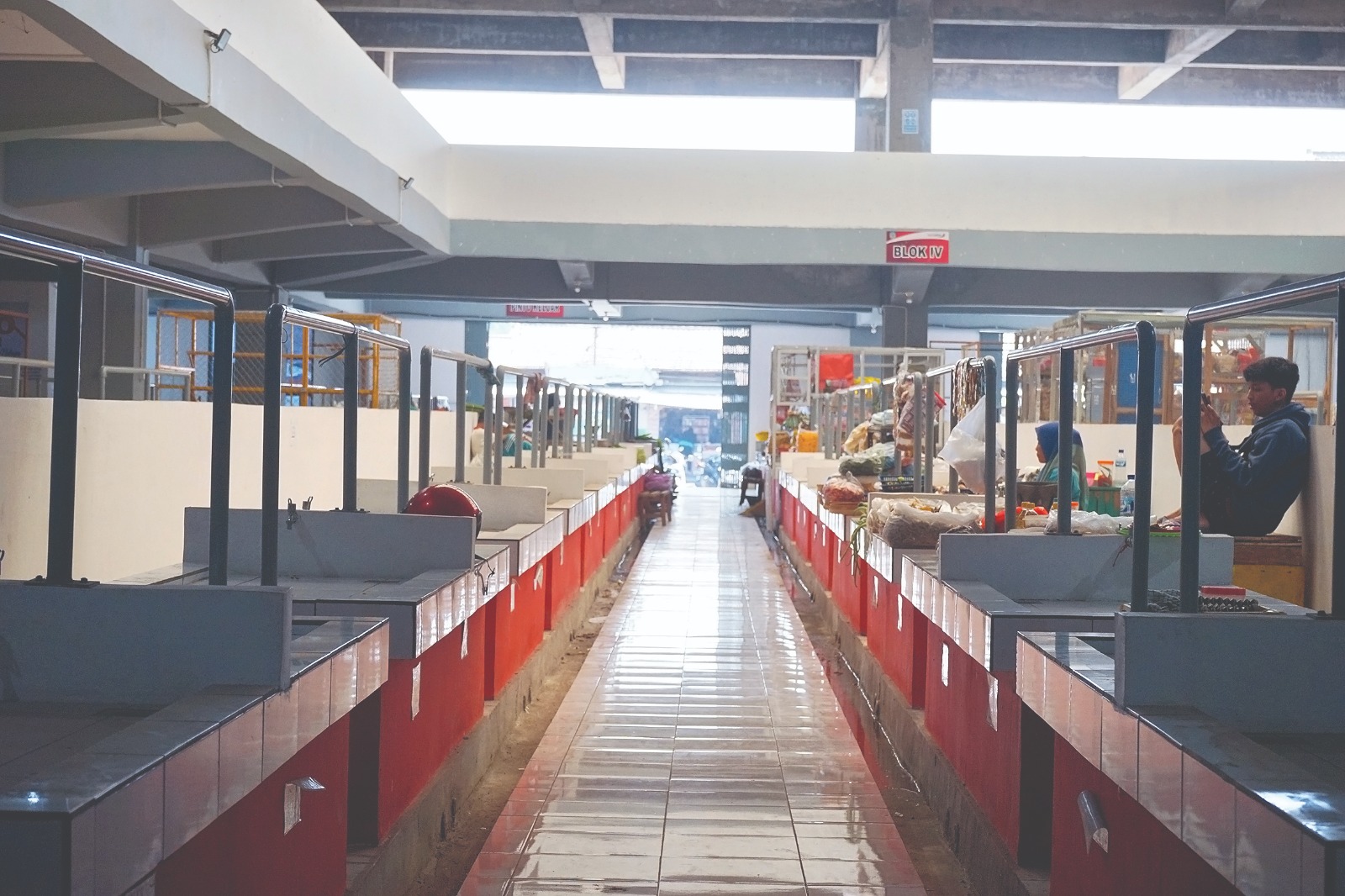 MULAI DITINGGALKAN: Los di Pasar Kertosono semakin sepi penjualnya. Mereka memilih berjualan di luar pasar karena pembeli lebih suka berbelanja dengan sistem drive thru.