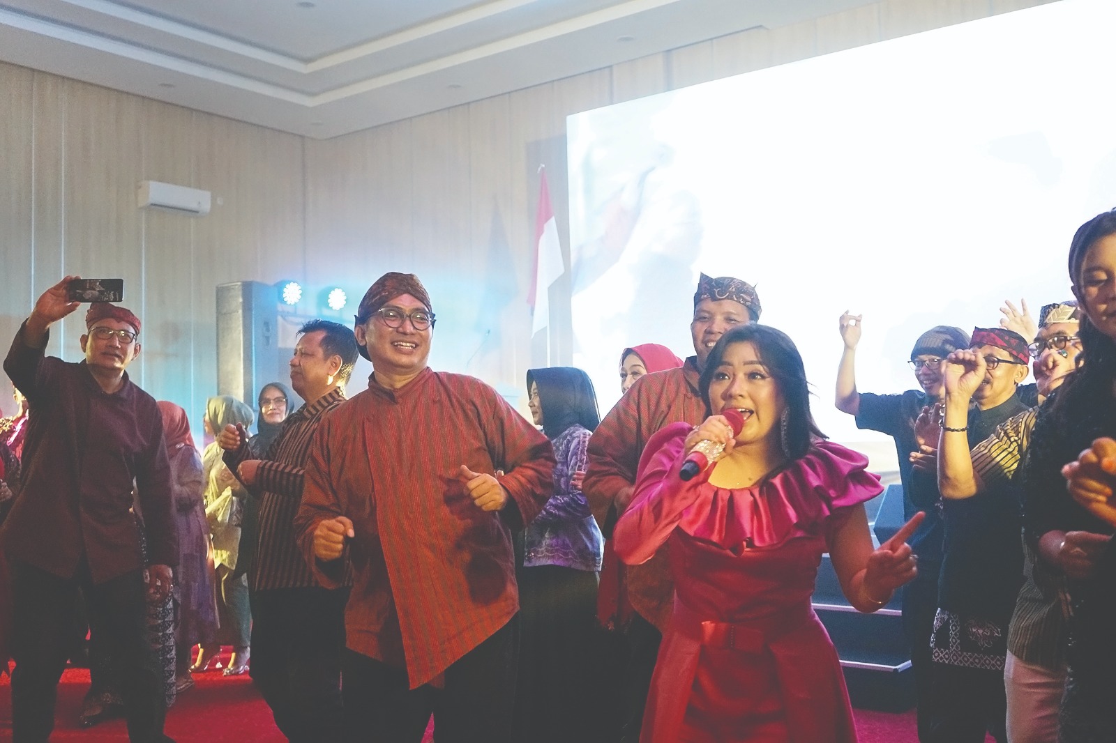 INTERAKTIF: Ketua DPRD Tatit Heru Tjahjono diajak nyanyi oleh VIta KDI. Seluruh tamu terhipnotis penampilan Vita KD