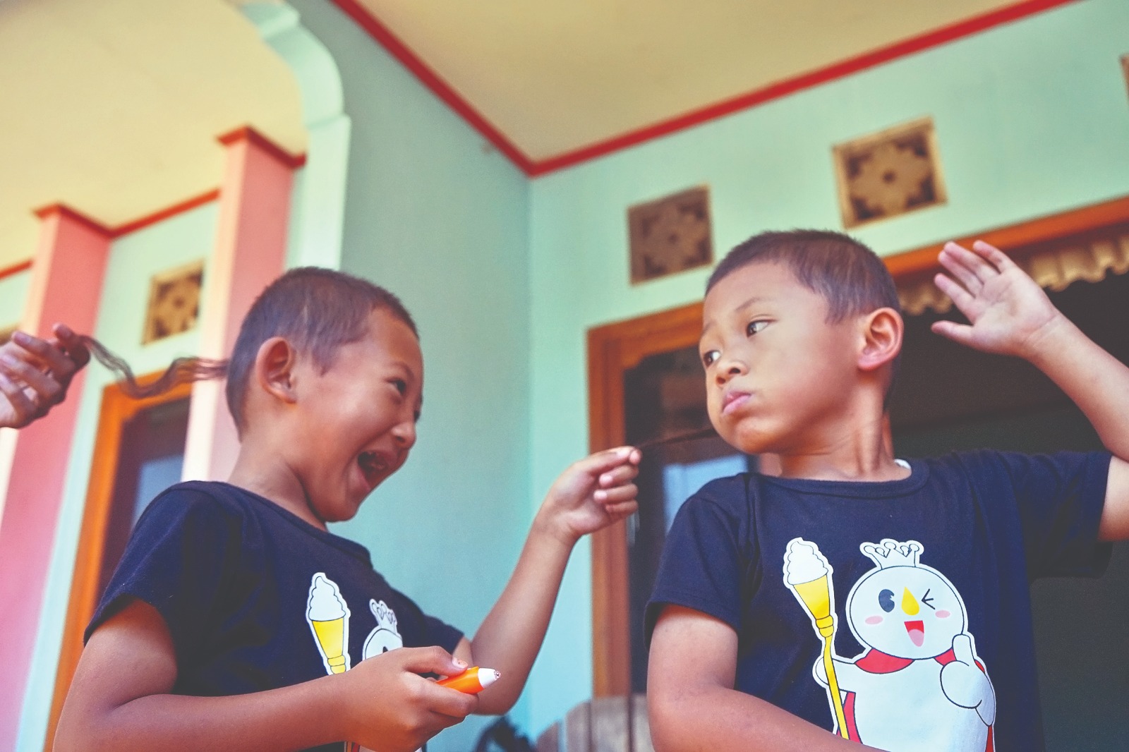 TRADISI: Anak Gombak Kuncung diberi toleransi sekolah untuk merawat gombaknya.