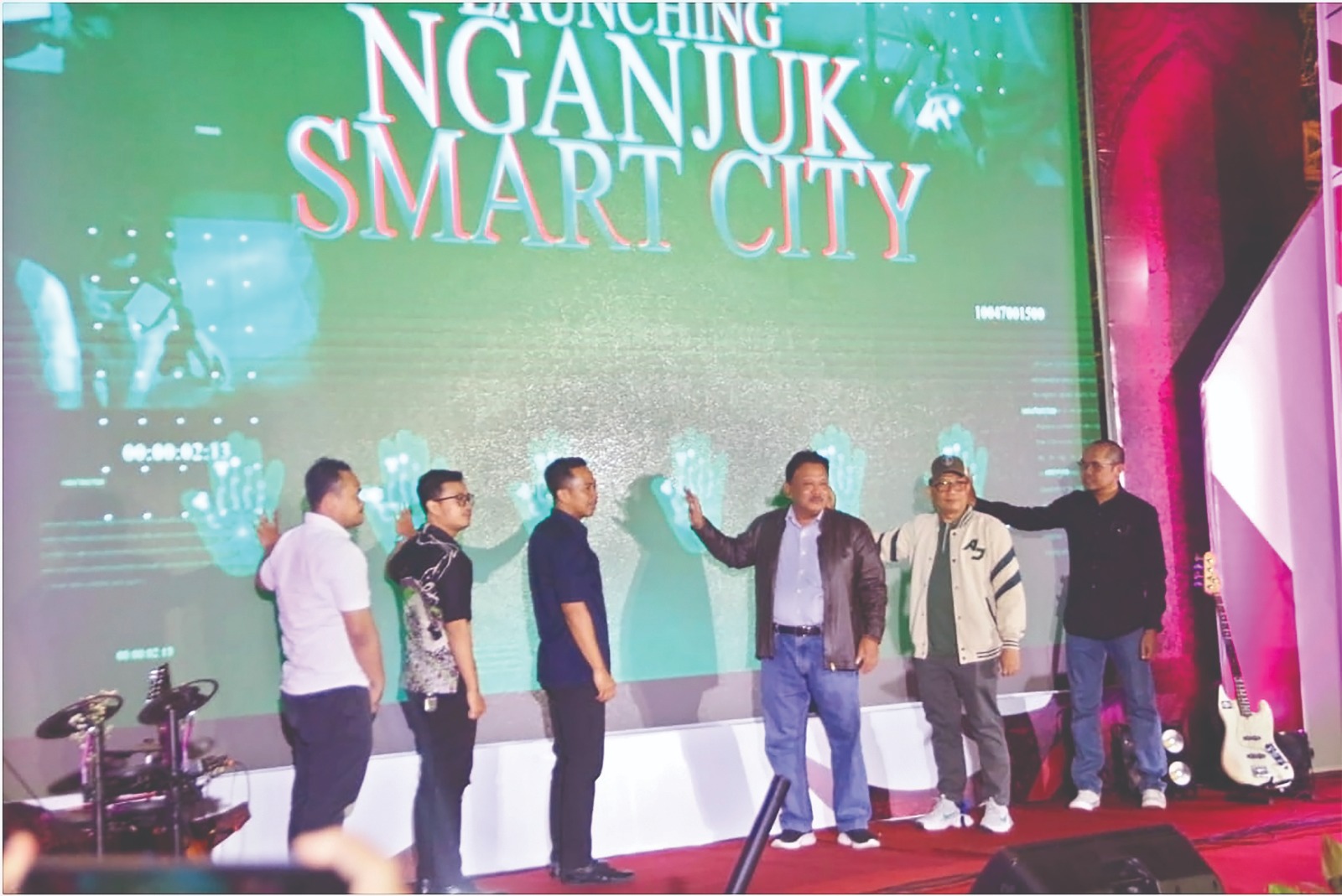 CANGGIH: Kang Marhaen didampingi Kepala Dinas Kominfo Slamet Basuki melaunching Nganjuk Smart City pada Sabtu malam.