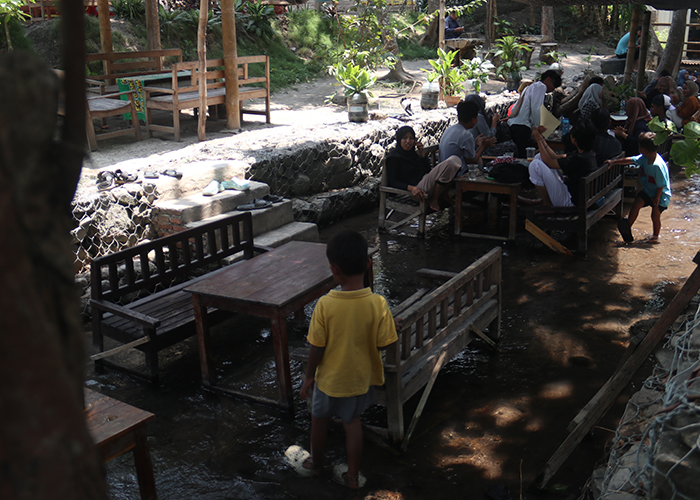 RAMAI: Suasana sumber Kunden di Desa Bringin, Kecamatan Badas dipenuhi pengunjung.
