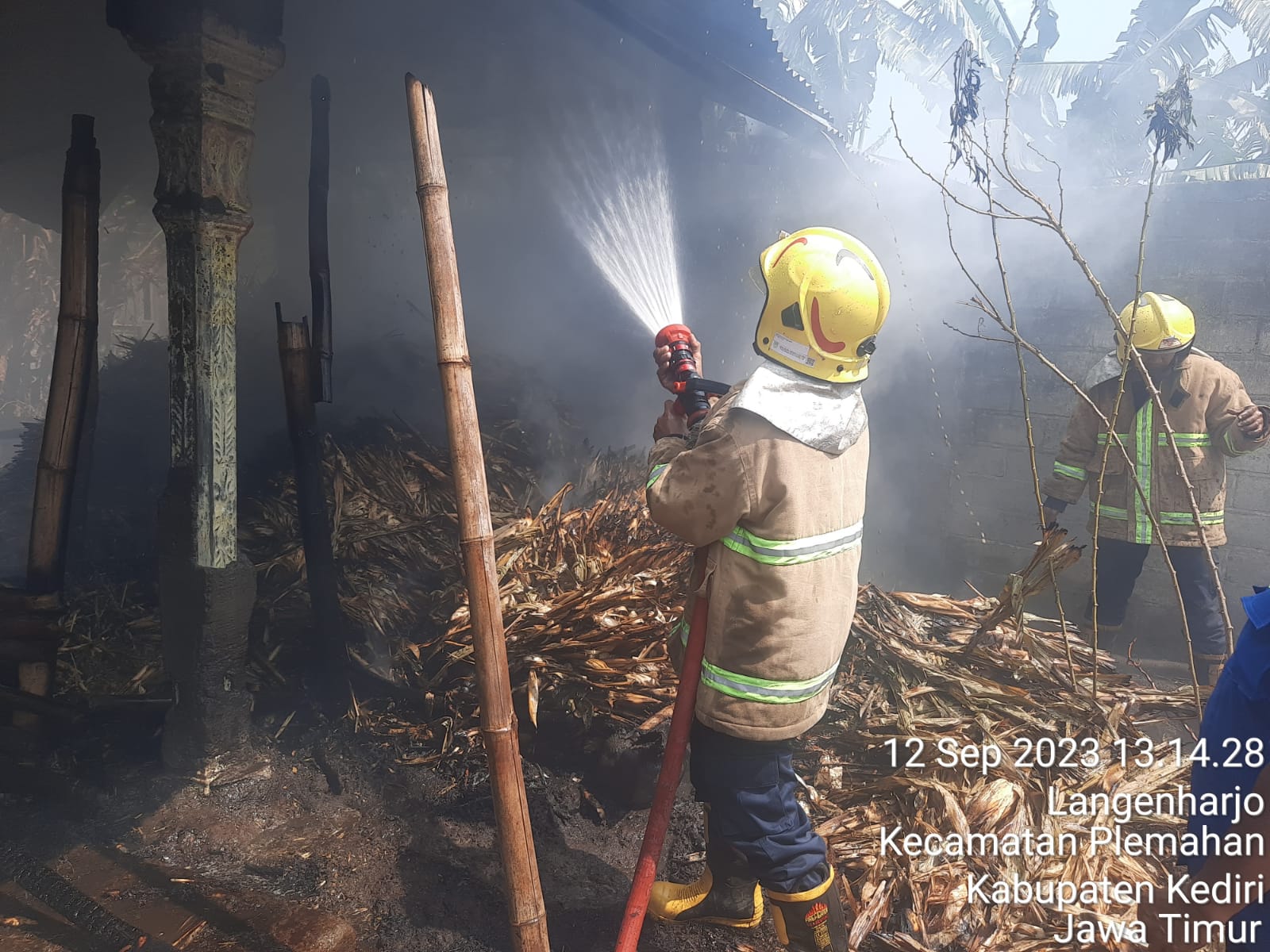 SEMPROT: Petugas Damkar Kabupaten Kediri berusaha memadamkan api yang membakar kandang milik Supriyadi, 35, di Desa Langenharjo, Kecamatan Plemahan.