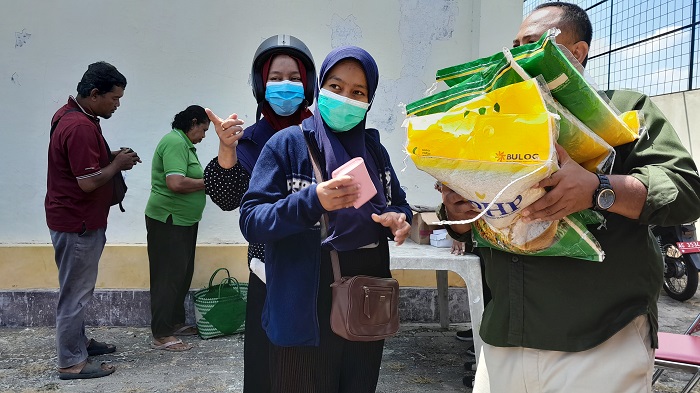 LUDES: Operasi pasar murah mengatasi harga beras berlangsung di Kelurahan Mrican kemarin. Operasi pasar di Kota Kediri selesai sementara.