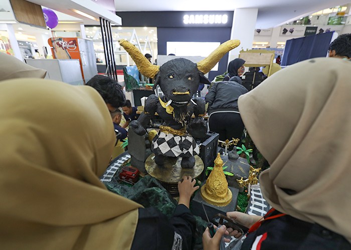 KOMPAK: Peserta mading wars melakukan finishing. Butuh kerjasama untuk menghasilkan karya yang bagus untuk dapat masuk babak final.