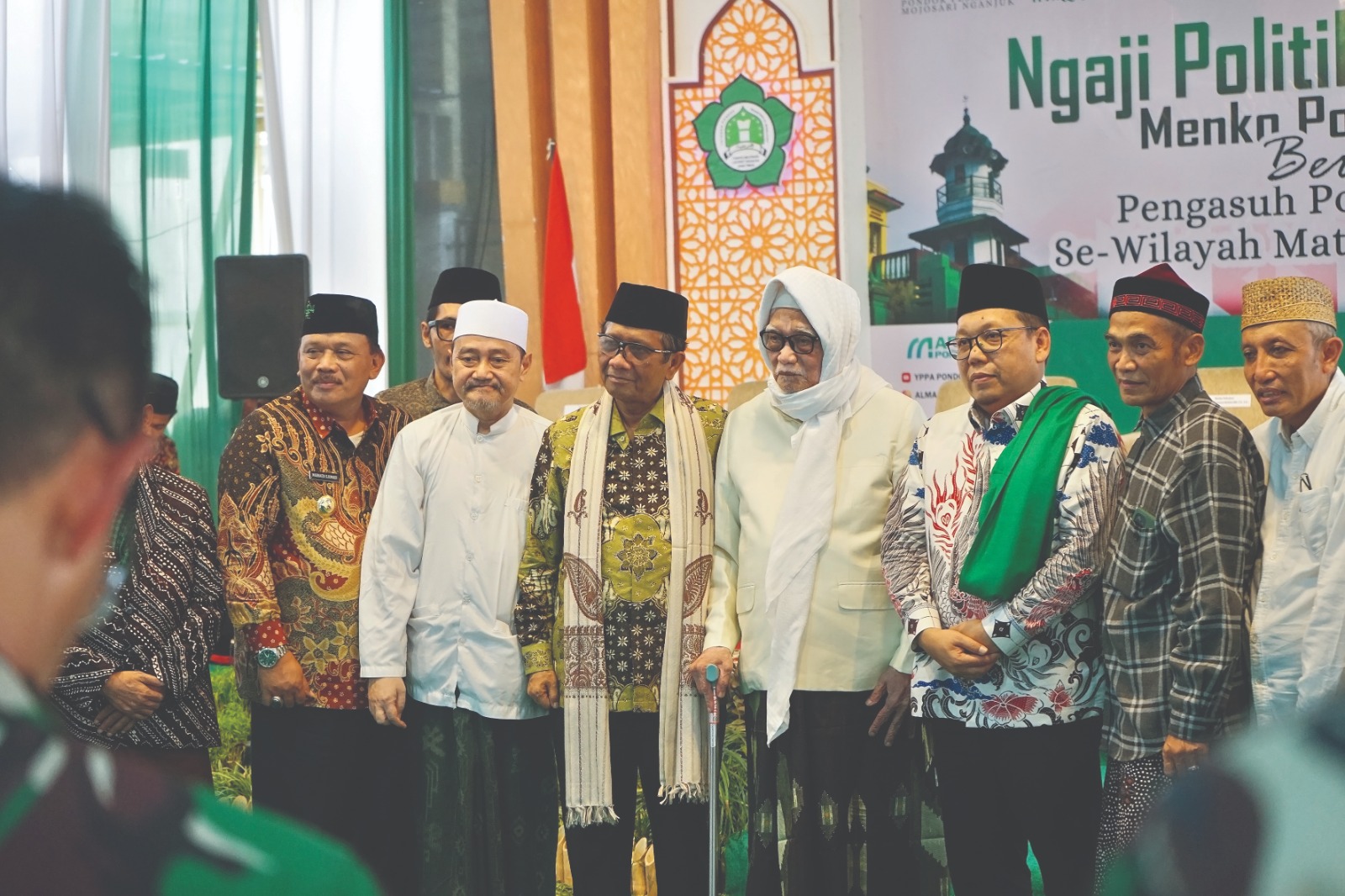 MENGHITUNG HARI: Bupati Marhaen Djumadi (paling kiri) foto bersama Menkopolhukam RI Mahfud MD (tiga dari kiri) di Ponpes Mojosari kemarin. Kang Marhaen akan digantikan Pj Bupati pada 24 September...