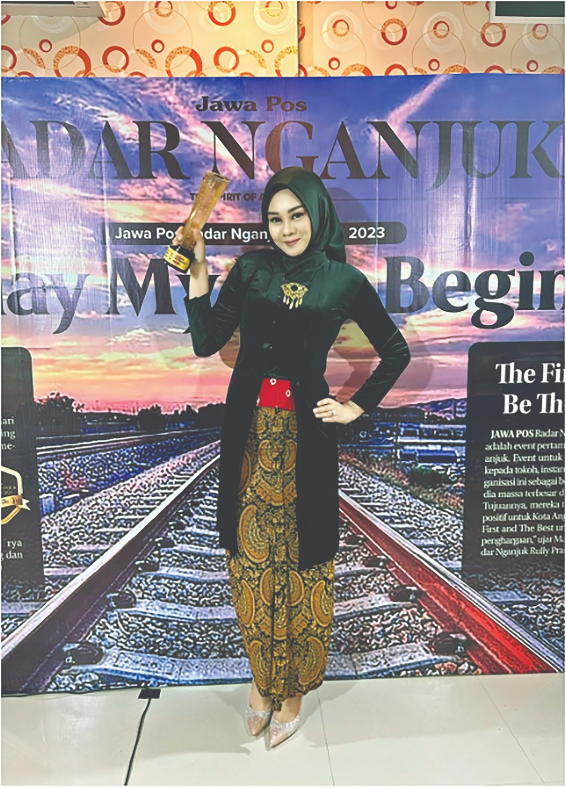 KARTINI MASA KINI: Endah Sri Murtini meraih penghargaan Ketua Parpol Perempuan Termuda di Jawa Pos Radar Nganjuk Awards 2023 (7/9)