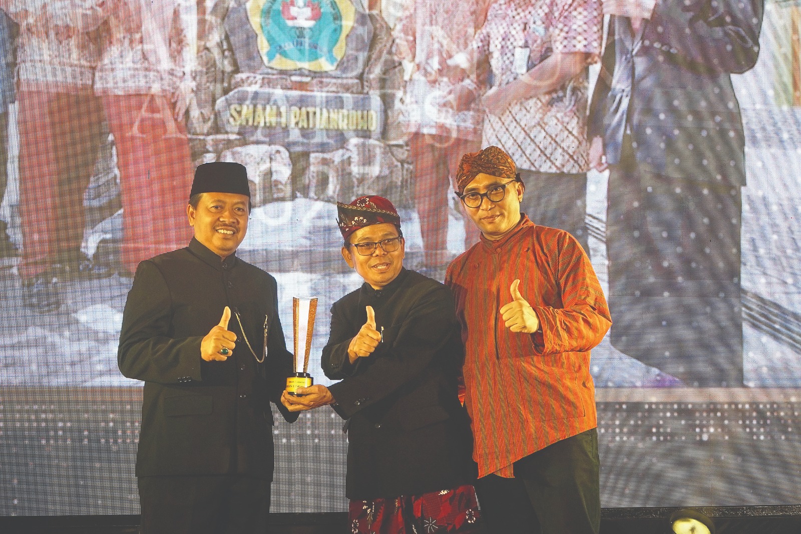 BERPRESTASI: Kepala SMAN 1 Patianrowo Pujianto (tengah) menerima penghargaan SMAN Terinovatif dari Wakil Ketua DPRD ulum Basthomi didampingi Direktur Jawa Pos Radar Kediri Kurniawan Muhammad.