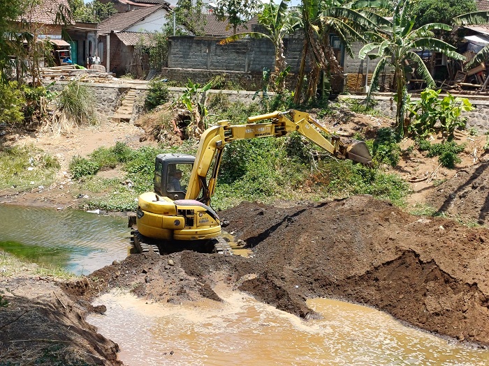 NORMALISASI: Pekerja mengeruk sedimen yang ada di Kali Kedak Kelurahan Bujel, Kecamatan Mojoroto menggunakan alat berat. Langkah ini dilakukan sebagai tindak lanjut pemerhati lingkungan.