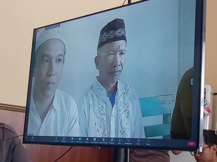 PESAKITAN: Imam dan Bayu saat menjalani persidangan secara online dari Lapas Kelas IIA Kota Kediri.