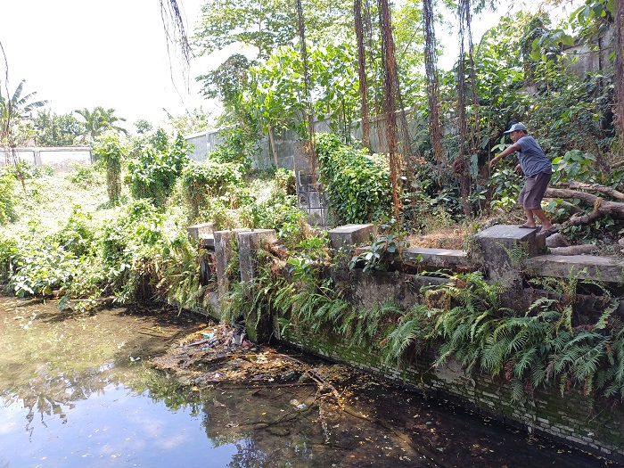 POTENSIAL: Salah seorang warga sedang menunjukkan kondisi sumber Bedug di Desa Bedug, Kecamatan Ngadiluwih kemarin.