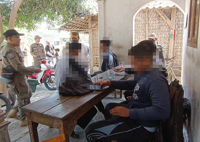 TAK DISIPLIN: Petugas Satpol PP mengumpulkan anak-anak yang terjaring razia dari sejumlah warung dan kafe di Kecamatan Ngasem, kemarin.