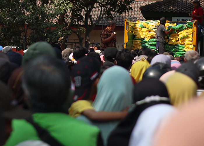 BERJUBEL: Warga mengerubuti truk pembawa beras murah dalam operasi pasar di Kecamatan Pare, kemarin. Sebanyak delapan ton beras ludes dalam waktu dua jam.