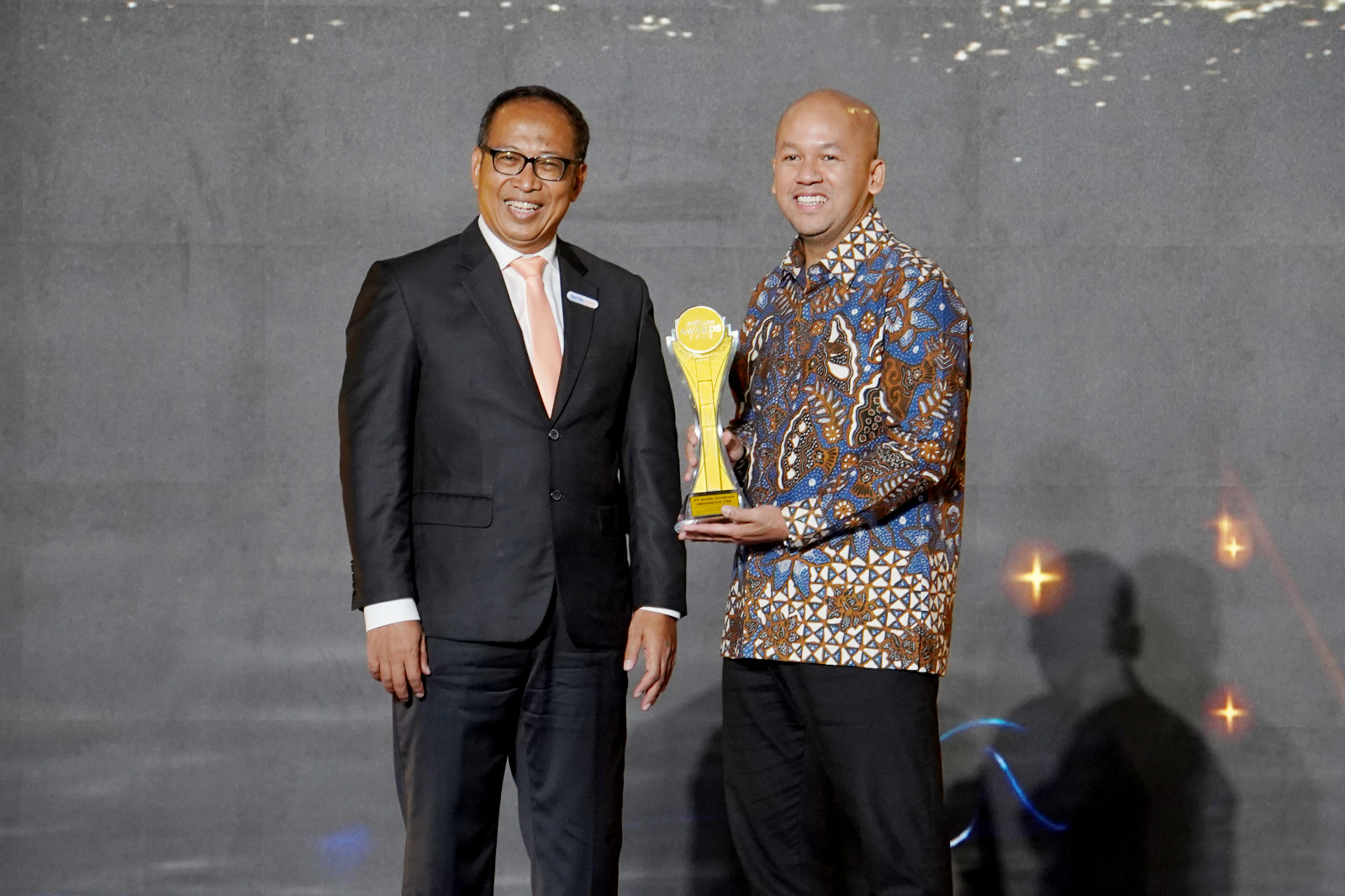 KINERJA HEBAT: Direktur Finance & Strategy PT Bank Syariah Indonesia Tbk (BSI) Ade Cahyo Nugroho menerima penghargaan sebagai &ldquo;Bank Dengan Pertumbuhan Laba Tertinggi&rdquo; di Detik Awards 2023.