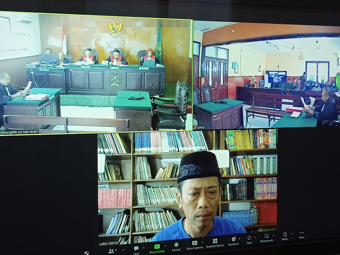 SIDANG: Suasana persidangan penggelapan mobil oleh terdakwa Andi di ruang Candra Pengadilan Negeri Kabupaten Kediri kemarin.