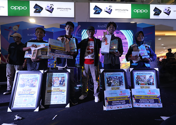 BANGGA: Sejumlah pemenang Mading Wars kategori SMP menunjukkan plakat juara dalam awarding School Contest XV GenZverse: Time Traveler (17/9).