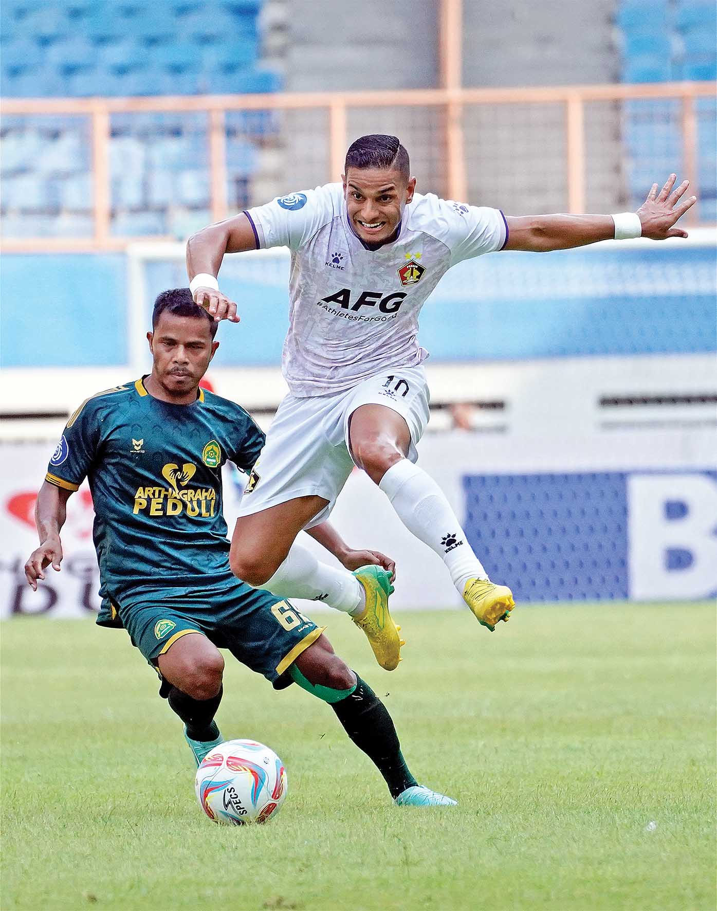 MELOMPAT TINGGI: Pemain Persik Renan Silva berebut bola dengan pemain Persikabo &nbsp;Manahati Lestusen dalam pertandingan di Stadion Wibawa Mukti Bekasi kemarin.