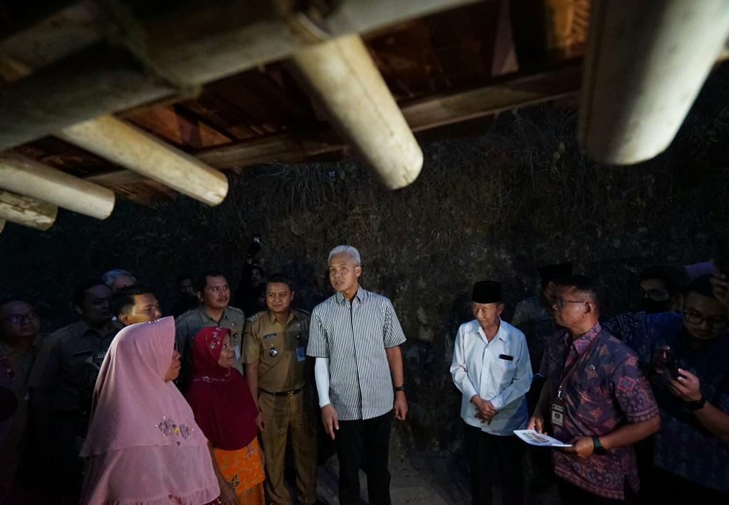 PEDULI: Ganjar Pranowo saat meninjau salah satu rumah warga yang perlu mendapatkan bantuan renovasi rumah tidak layak huni (RTLH) di Sukoharjo.