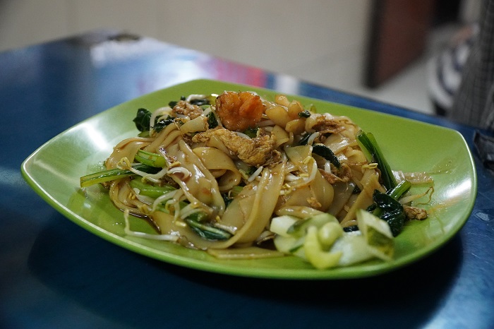 LEZAT : Memiliki tekstur yang kenyal, kwetiau goreng disajikan dengan ayam dan seafood.