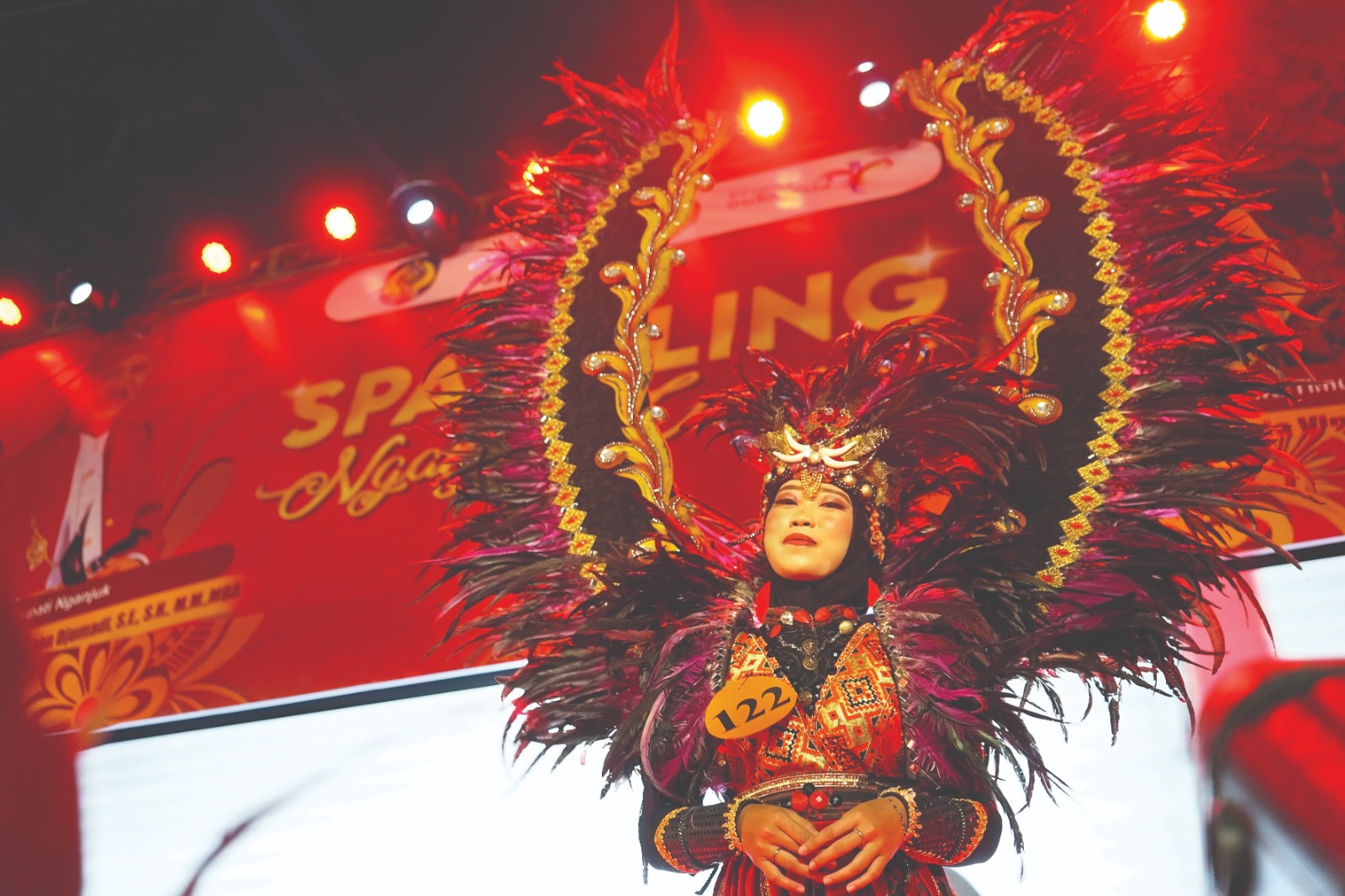 BERCAHAYA: Siti Dwi Wulan Sari, siswi SMA Diponegoro tampil di Sparkling Nganjuk Carnival tadi malam. Sebanyak 230 peserta tampil memukau penonton di sepanjang Jalan A. Yani Nganjuk.