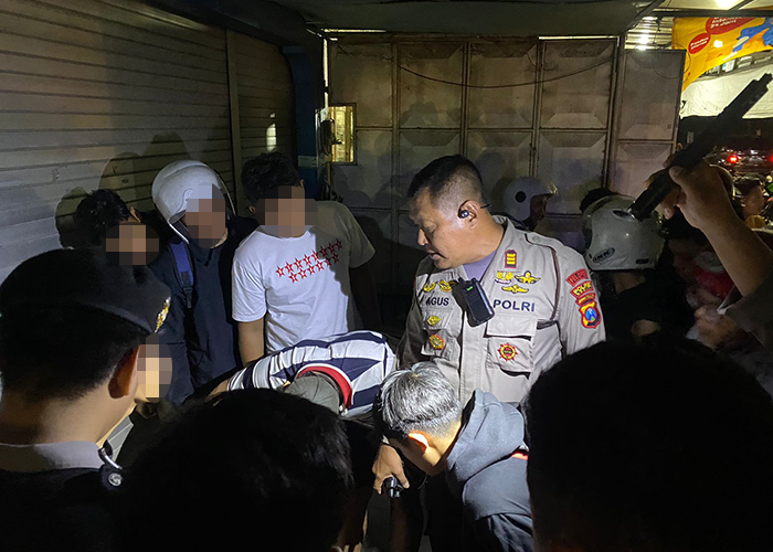 RICUH: Kasatsamapta Polres Kediri AKP Agus Sudarjanto saat mengamankan dan memeriksa pelajar yang terlibat tawuran di Desa Gayam, Kecamatan Gurah pada Sabtu malam (23/9)
