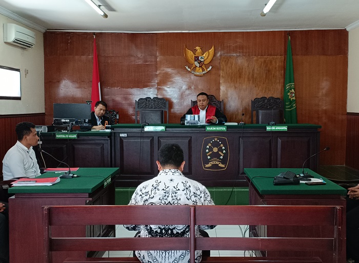 SIDANG: Andry Cahyo Prihandono menjalani persidangan putusan di PN Kabupaten Kediri kemarin siang. Andry mendapat hukuman percobaan selama empat bulan.