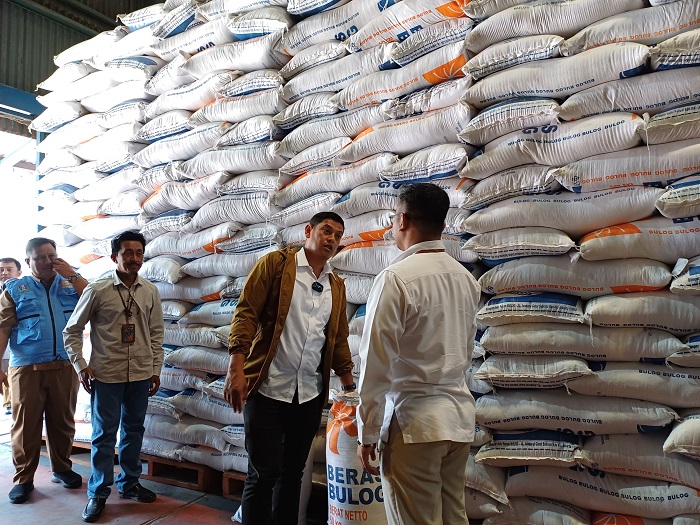 STOK CUKUP: Wali Kota Abdullah Abu Bakar (kemeja putih) mengecek stok beras di Gudang Bulog Cabang Kediri Desa Paron, Kecamatan Ngasem kemarin. IKON KEDIRI: Aktivitas jual-beli mangga podang di musim