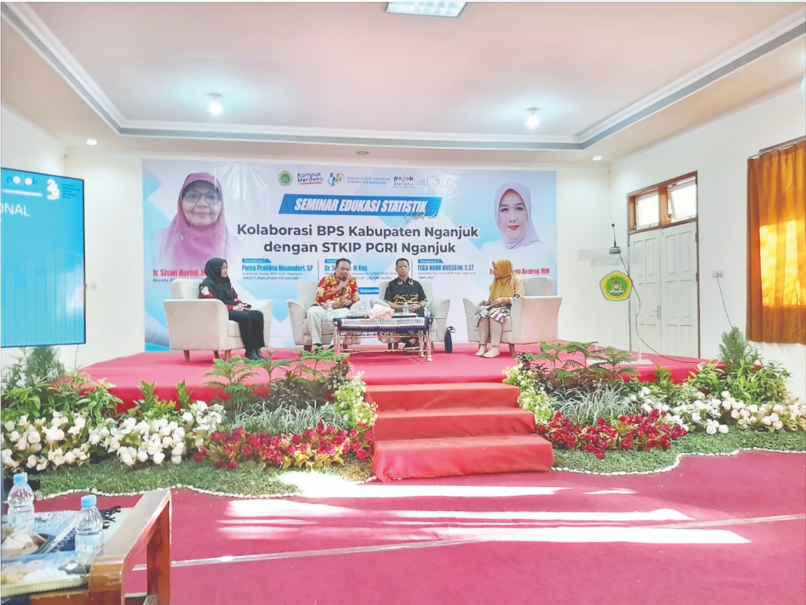PERINGATI HARI STATISTIK: Narasumber memberi materi saat seminar edukasi statistik di STKIP PGRI Nganjuk.