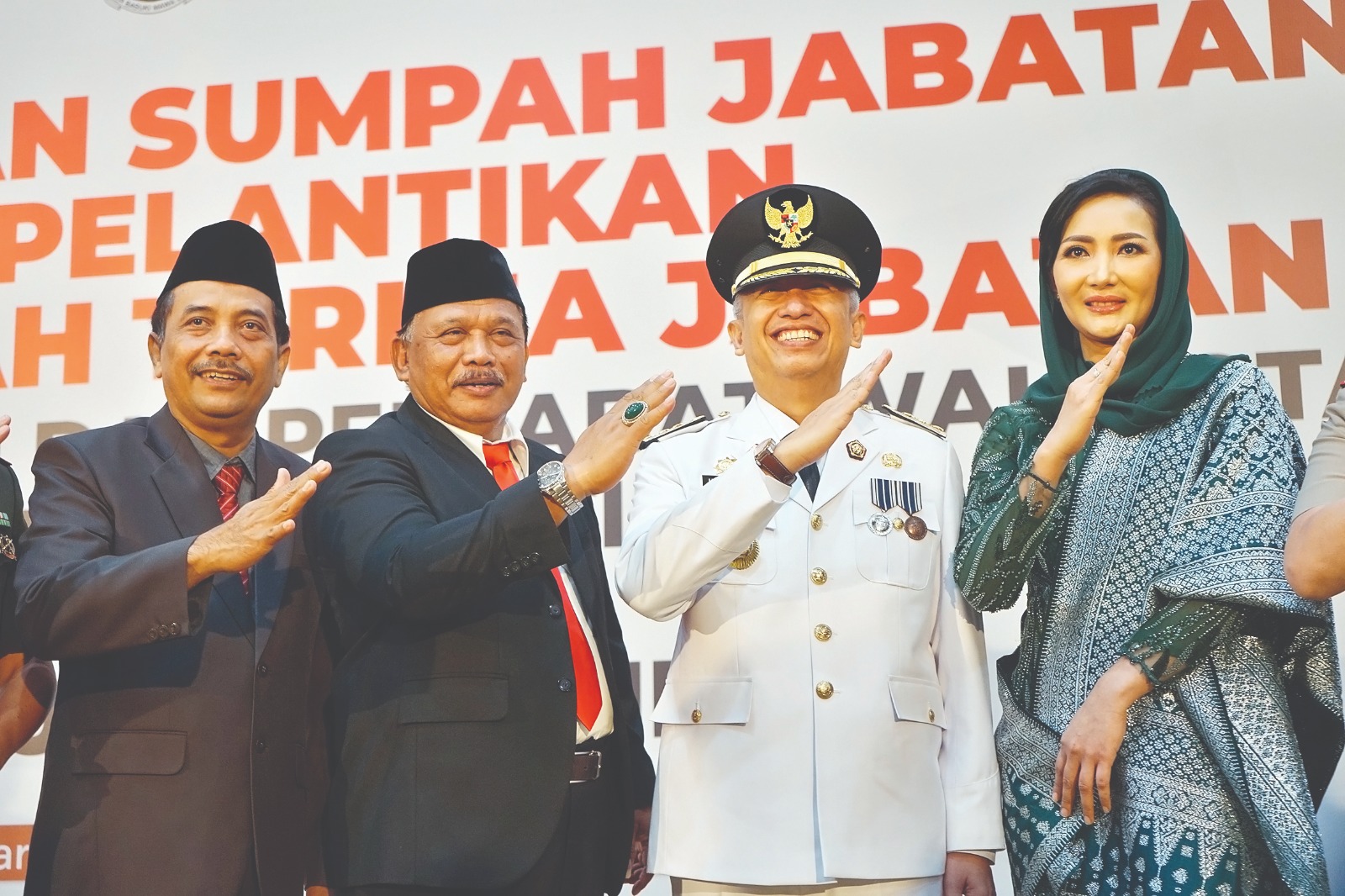 SINERGI: Ketua DPRD Kabupaten Nganjuk Tatit Heru Tjahjono foto bersama Kang Marhaen, Pj Bupati Sri Handoko Taruna dan istri setelah pelantikan di Gedung Negara Grahadi Surabaya (24/9)...