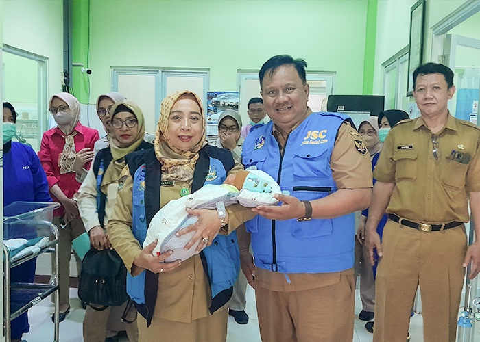 BABAK BARU: Bayi malang yang dibuang di bantaran sungai Brantas akhirnya resmi diserahkan kepada Lembaga Kesejahteraan Sosial Anak (LKSA) kemarin.