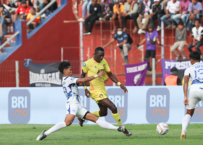 PASTI MENANG: Flavio Silva saat beradu bola dengan pemain PSIS Semarang. Lawan Bhayangkara FC, Persik targetkan raih 3 poin.